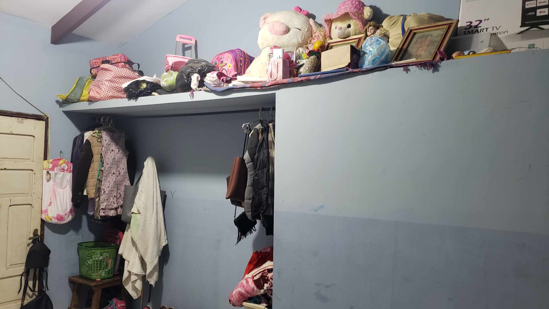 Casa en VentaBarrio los claveles a una cuandra del 9no anillo a dos cuadra de la parada de linea 92,63 es la sede al frente del barrio dorado, en la esquina de la av principal hay un gimnasio. casa amplia en ocasión. Foto 11