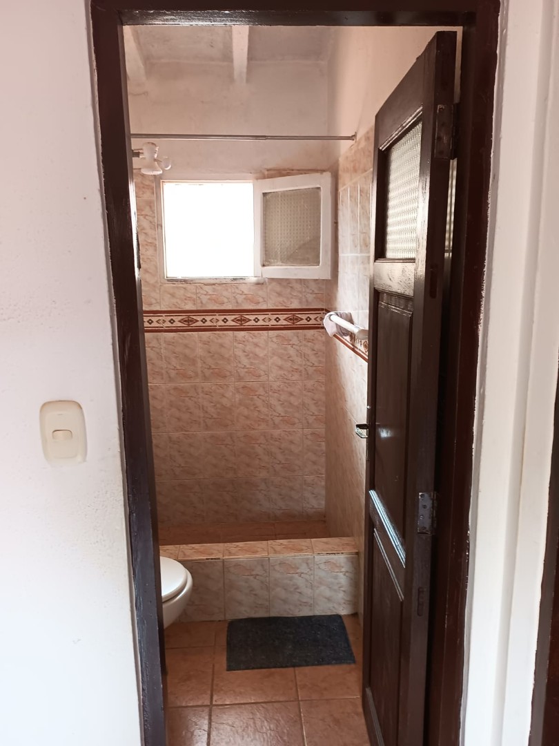Casa en VentaURB TOBOROCHI ZONA SUR CALLLE EL NOGAL ; Líneas De Micro 1, 115, 116, 77, 78, 120
zona Sur
colinda Con Barrio El Caminero / Blooming / Las Amaericas / El Paraiso 3 dormitorios 1 baños 2 parqueos Foto 15
