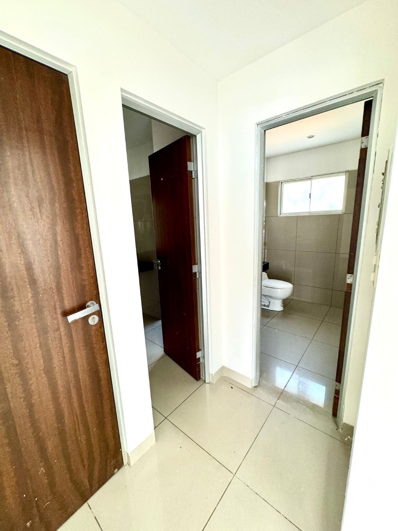 Local comercial en AlquilerAV. BANZER 8vo. anillo.  2 baños  Foto 6