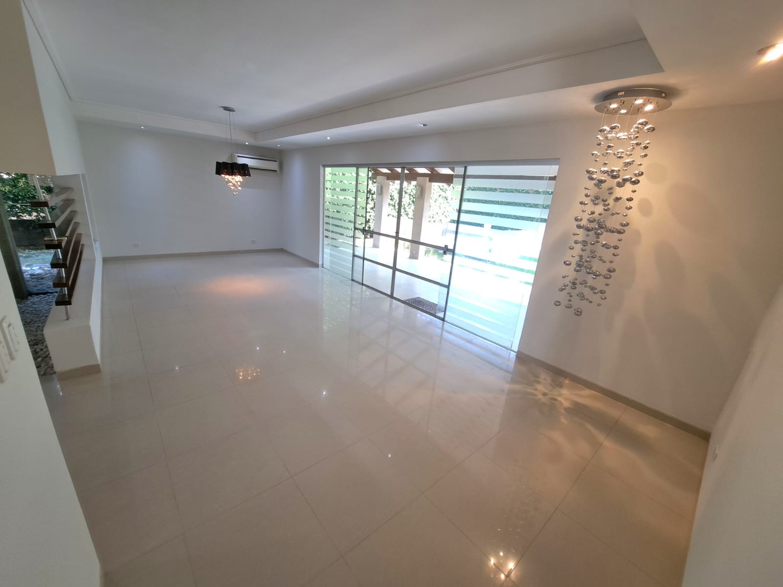 Casa en Urubó en Santa Cruz de la Sierra 5 dormitorios 5 baños 2 parqueos Foto 2