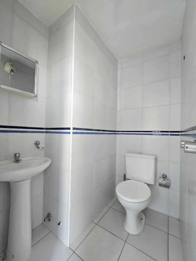 Departamento en AlquilerLINDO DEPARTAMENTO AMOBLADO EN ZONA DE LA PLAZUELA BLACUTT ENTRE 2DO ANILLO Y LA AV VELARDE Foto 12
