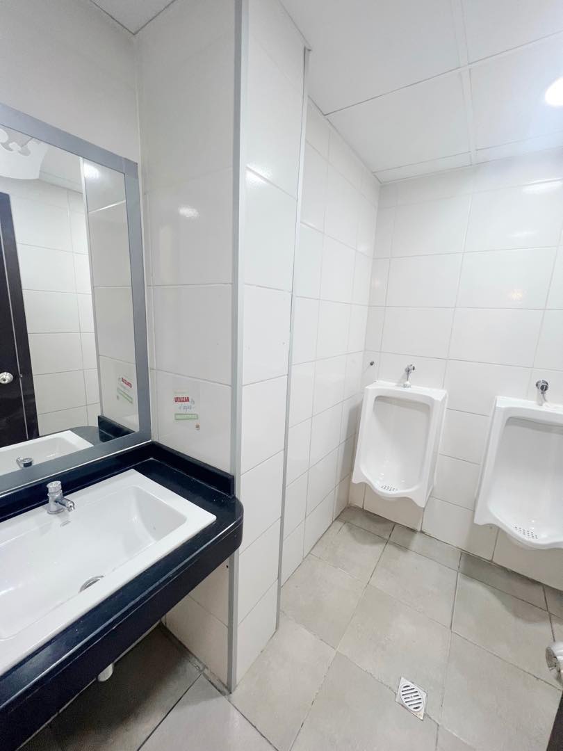 Local comercial en Miraflores en La Paz  2 baños  Foto 8