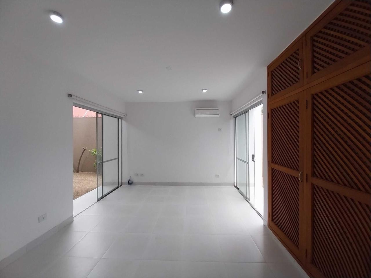 Casa en AlquilerCASA EN ALQUILER - ZONA OESTE - AV. ROCA Y CORONADO  Foto 12