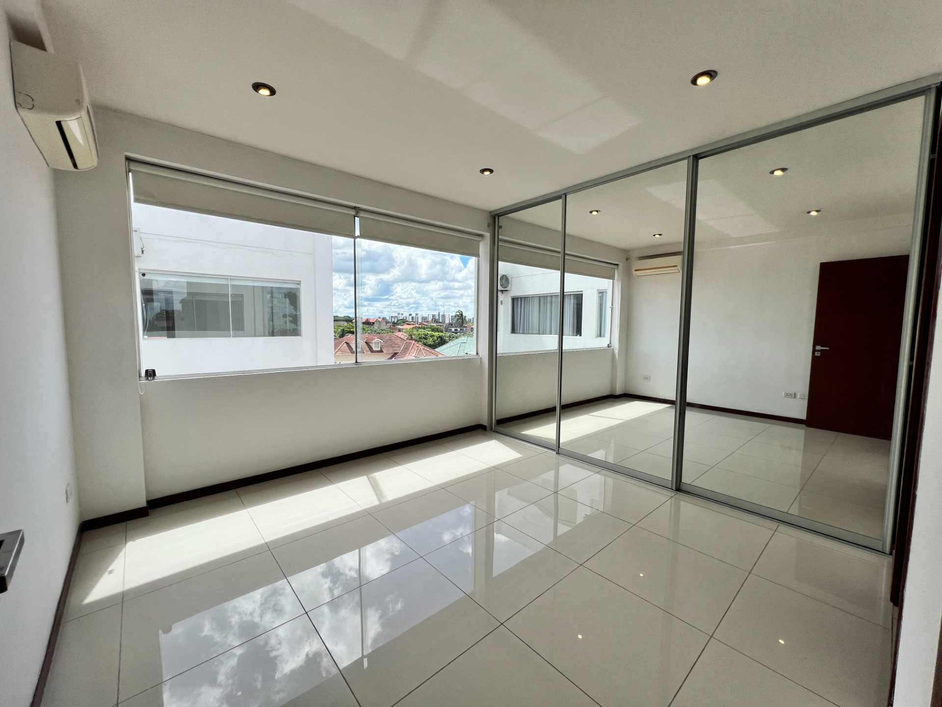 Departamento en AlquilerAv. Pirai 4° anillo 2 dormitorios 3 baños 1 parqueos Foto 7