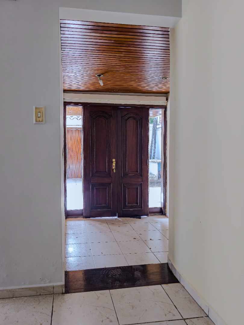 Casa en Entre 1er y 2do anillo Norte en Santa Cruz de la Sierra 4 dormitorios 4 baños 3 parqueos Foto 11