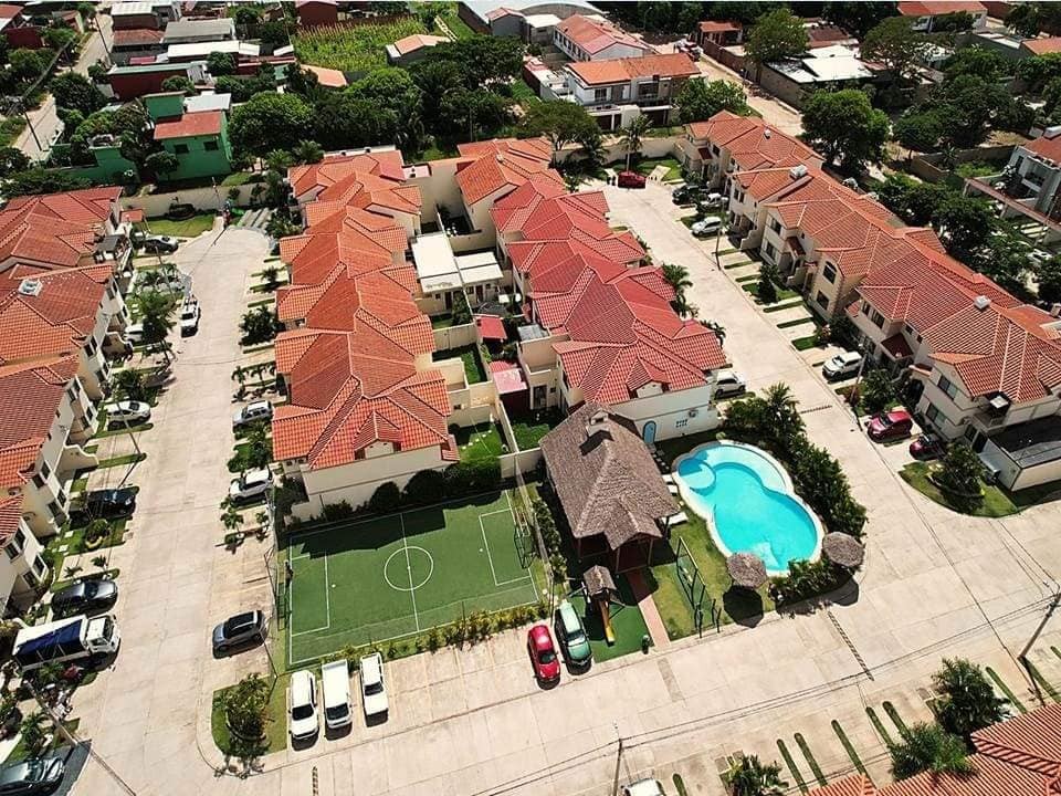 Casa en Venta¨CONDOMINIO MUNICH¨ Av. Beni 8vo Anillo, detrás de la Sede de Blooming Foto 3