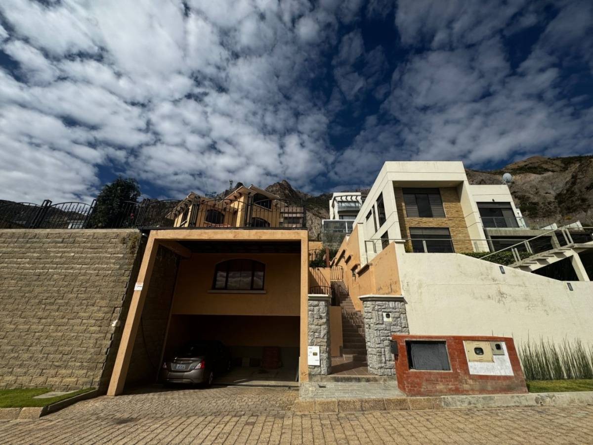 Casa en La Florida en La Paz 5 dormitorios 5 baños 2 parqueos Foto 13