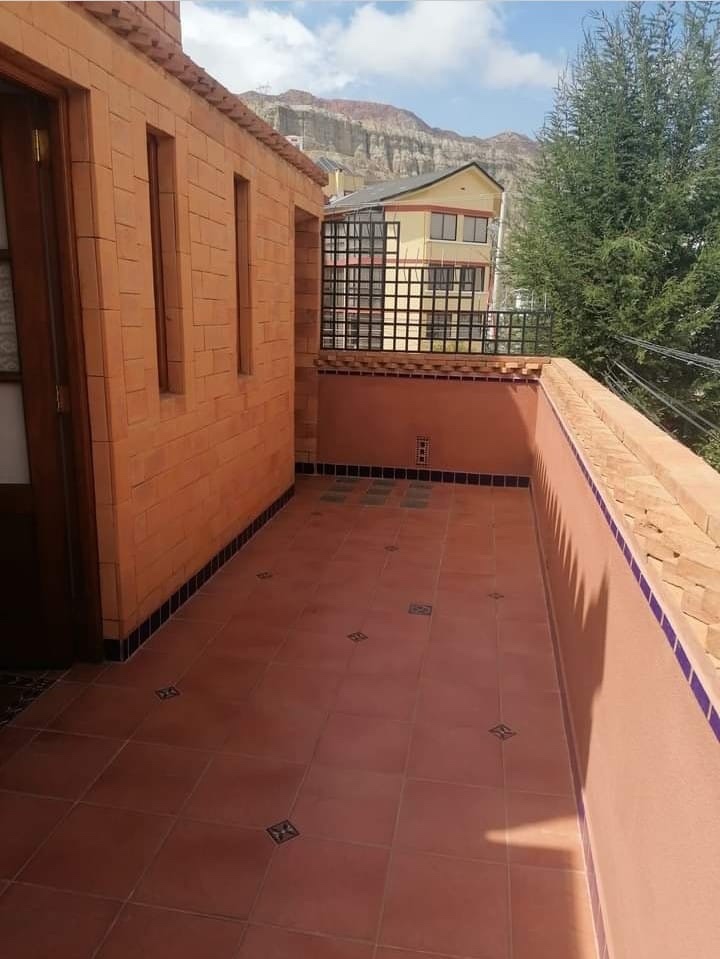 Casa en Los Pinos en La Paz 3 dormitorios 4 baños 2 parqueos Foto 3