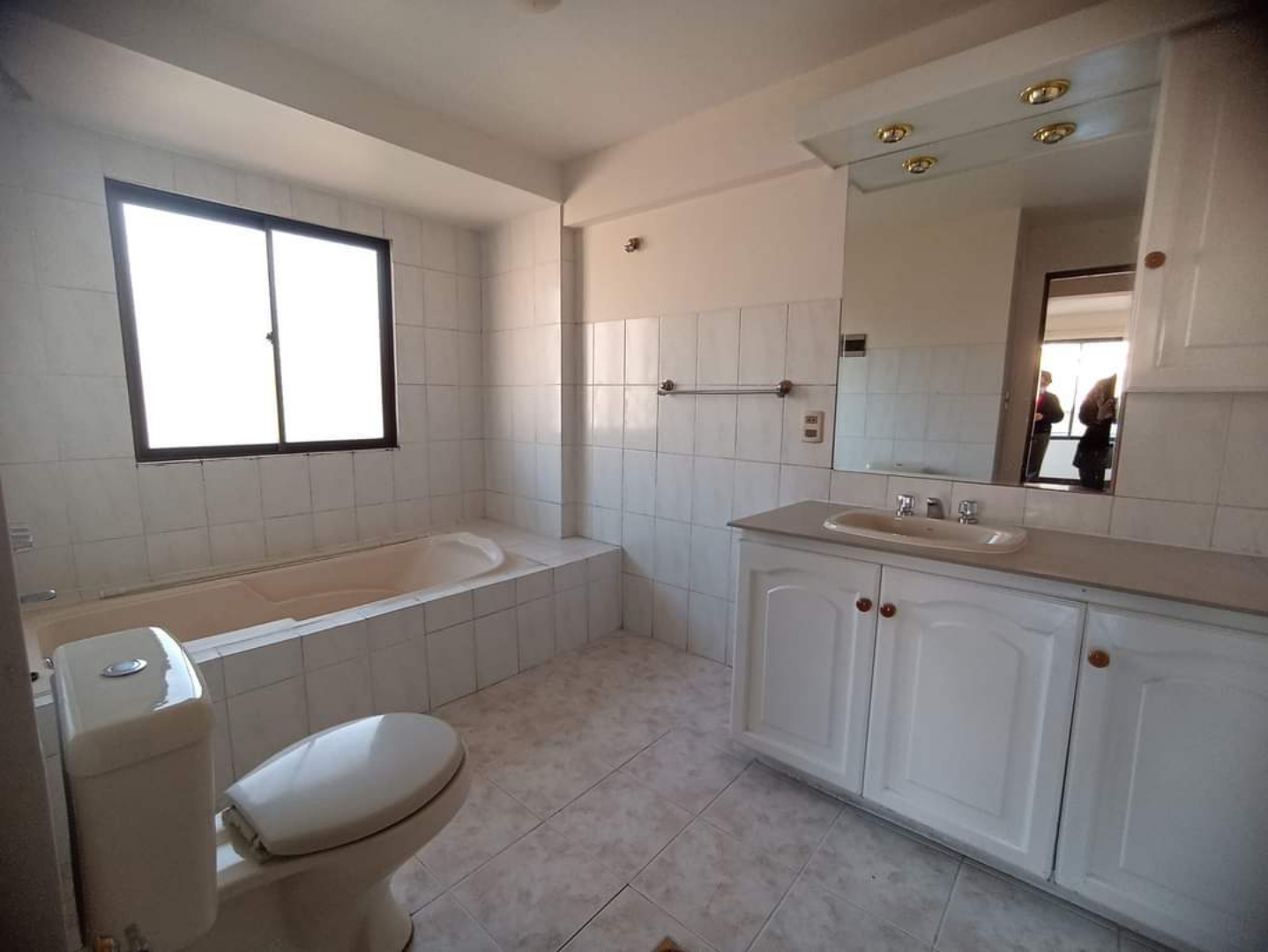 Departamento en Cota Cota en La Paz 3 dormitorios 4 baños 1 parqueos Foto 2