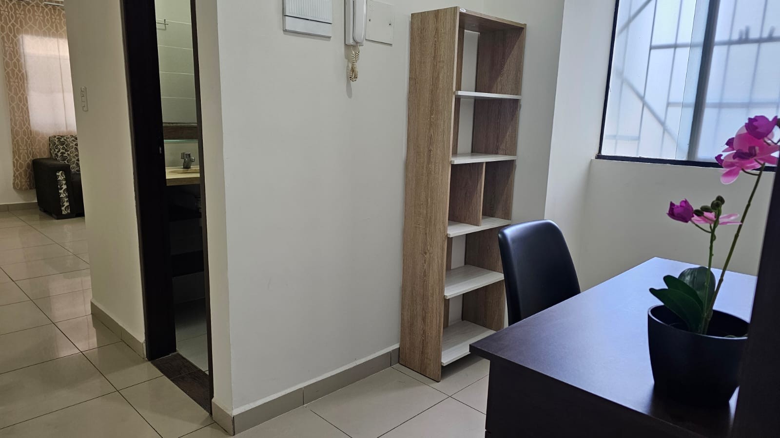 Departamento en Alquiler✨ En Equipetrol alquilo amplio depto de 1 dorm con escritorio 1 dormitorios 1 baños 1 parqueos Foto 4