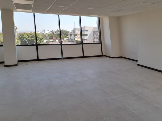 En Alquiler a $us 1,200 Foto 4