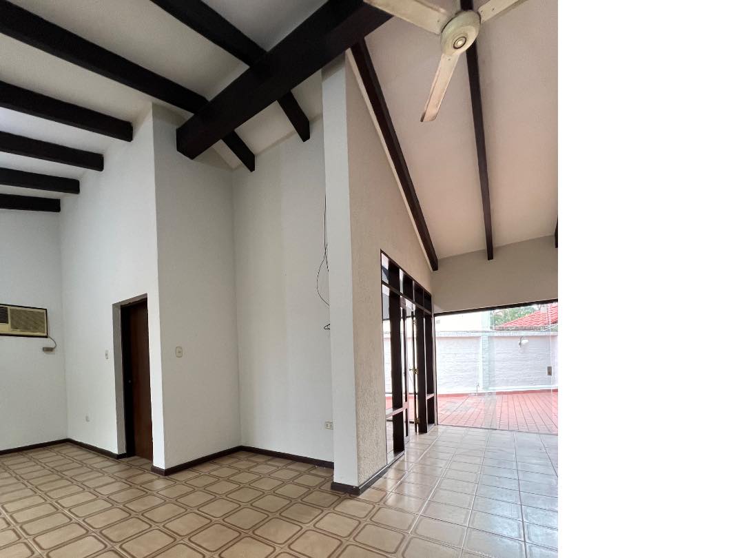Casa en Entre 3er y 4to anillo Oeste en Santa Cruz de la Sierra 6 dormitorios 3 baños 4 parqueos Foto 2