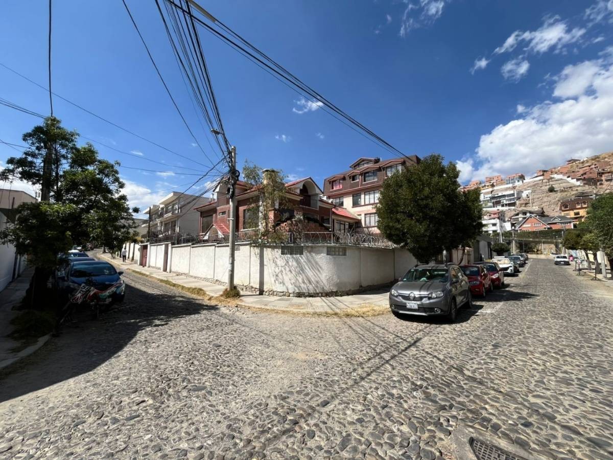 Casa en Calacoto en La Paz 5 dormitorios 5 baños 3 parqueos Foto 15