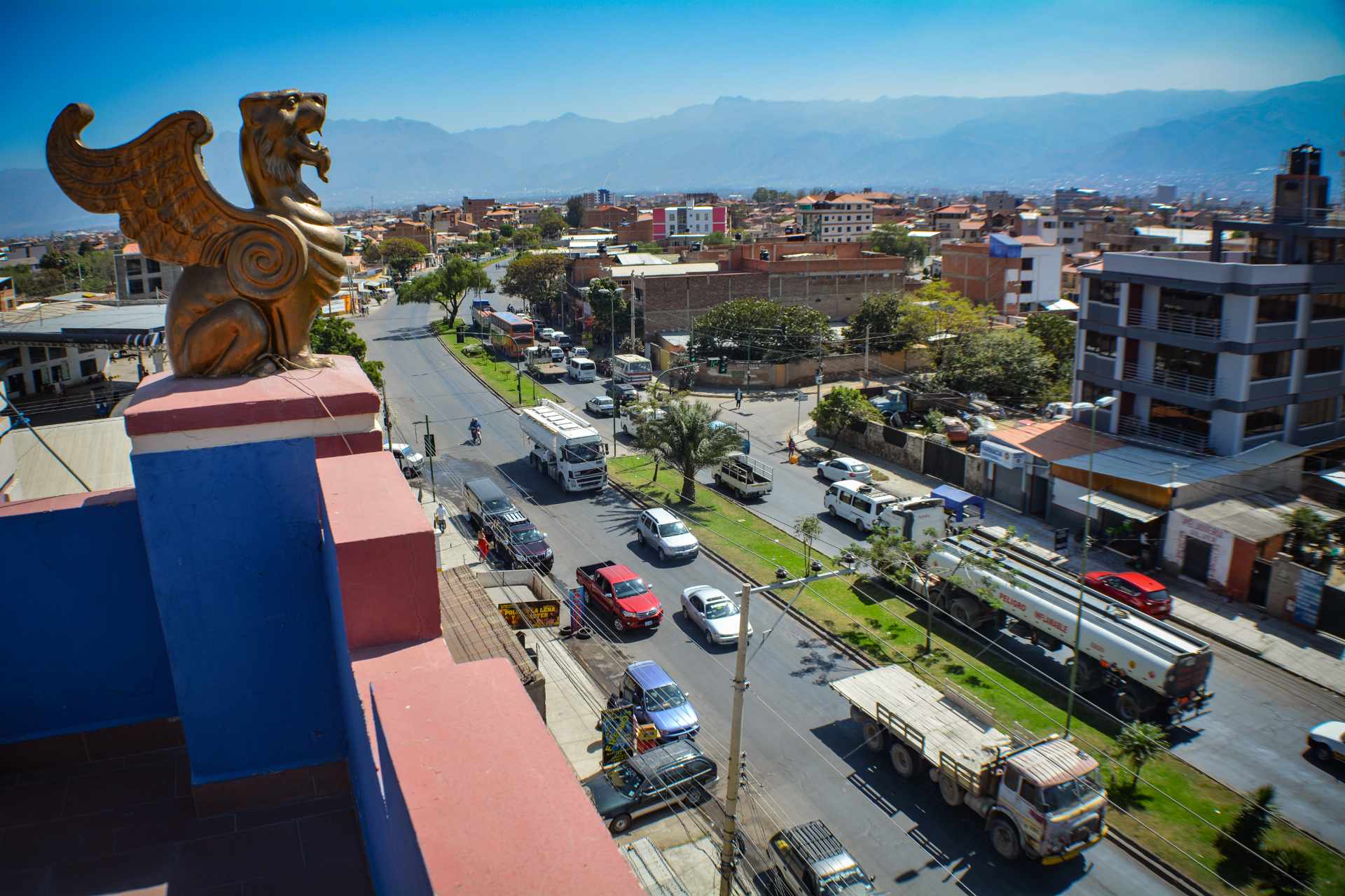 Edificio en VentaAv. Ingavi Zona Chimba Foto 16