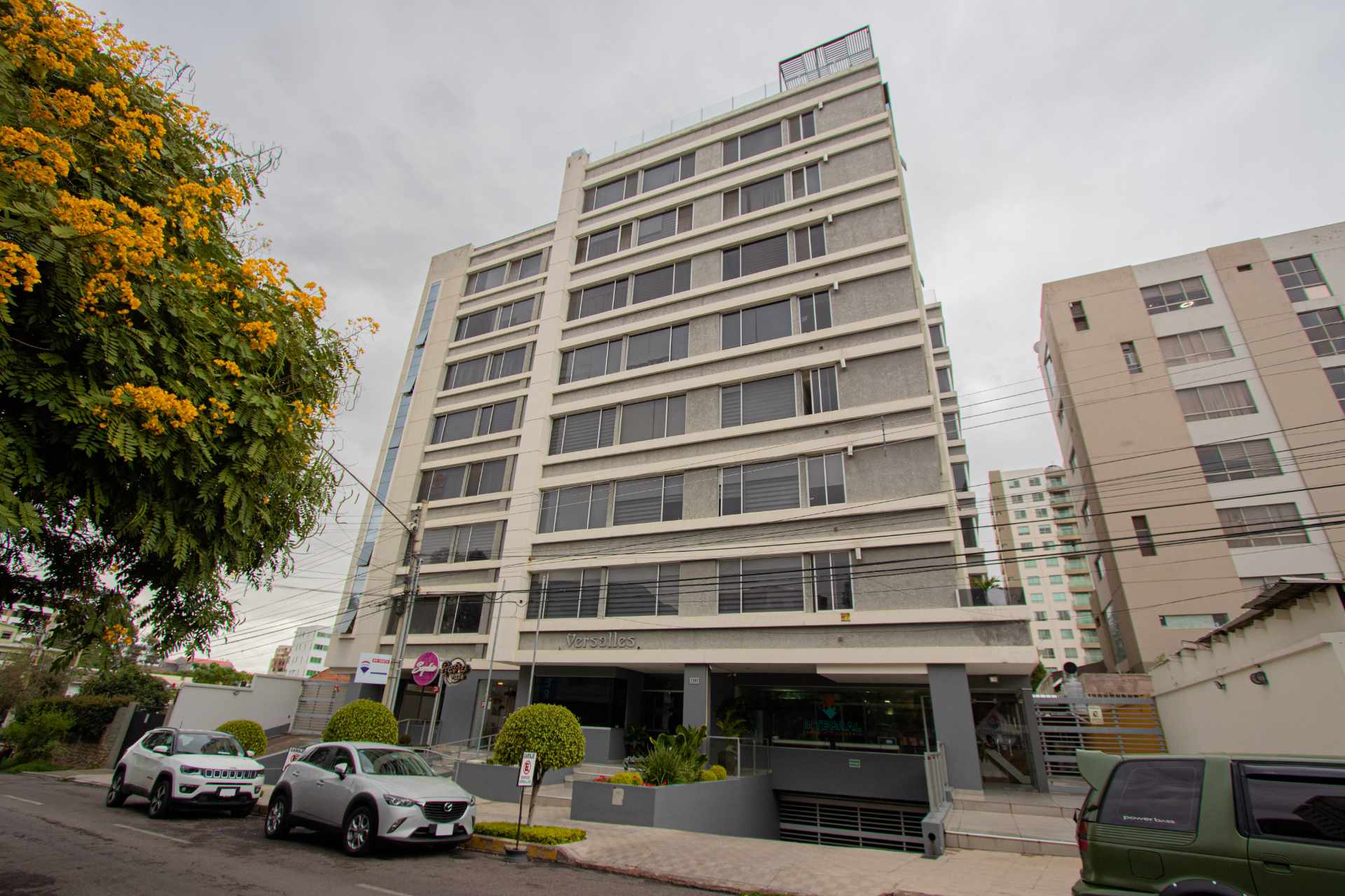 Departamento en VentaEdificio Versalles, Calle Miguel Aguirre - Zona Queru Queru 3 dormitorios 2 baños 2 parqueos Foto 1