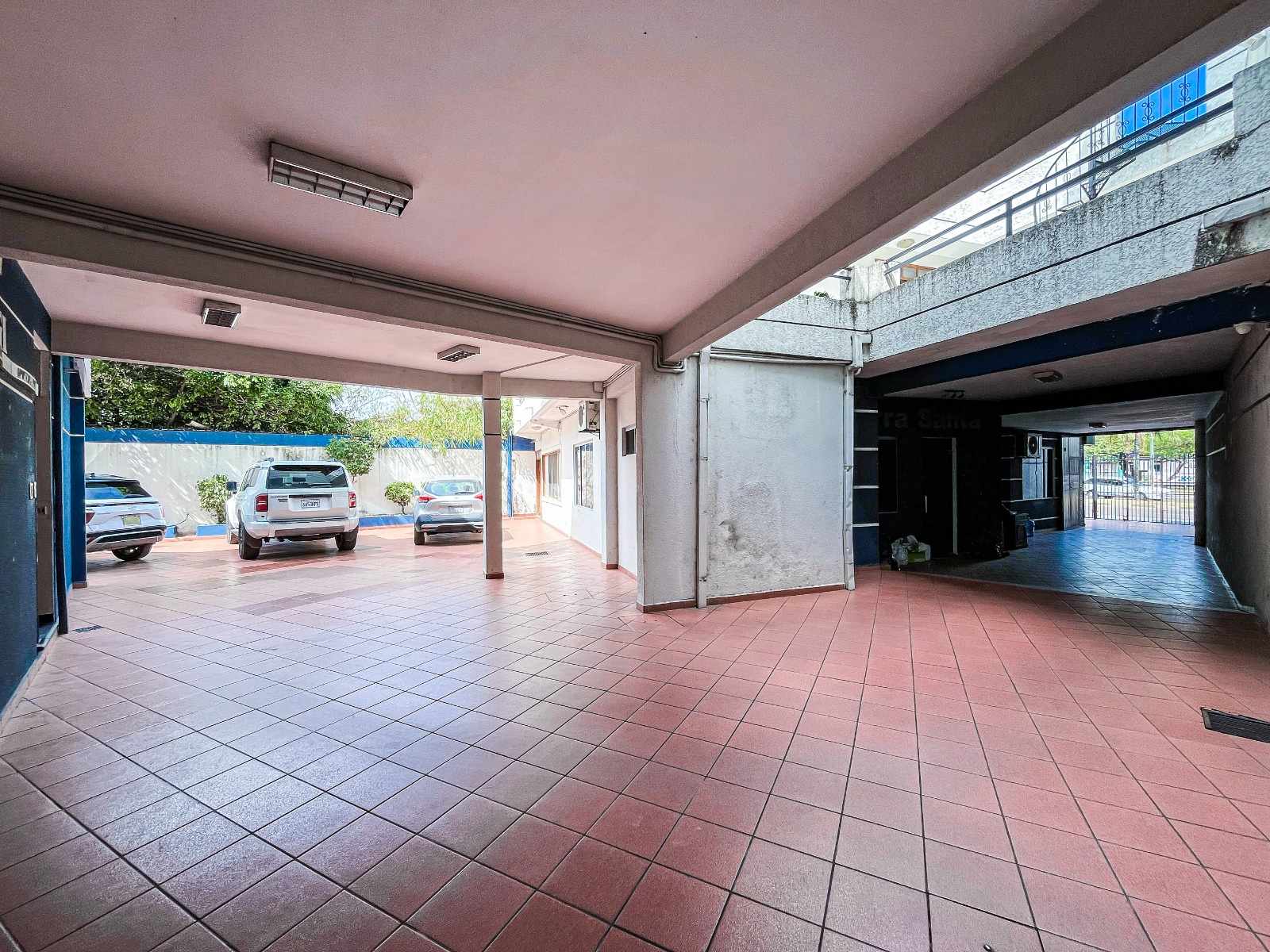 Terreno en VentaSobre 2do anillo entre las Av Grigota y La Ramada    Foto 13