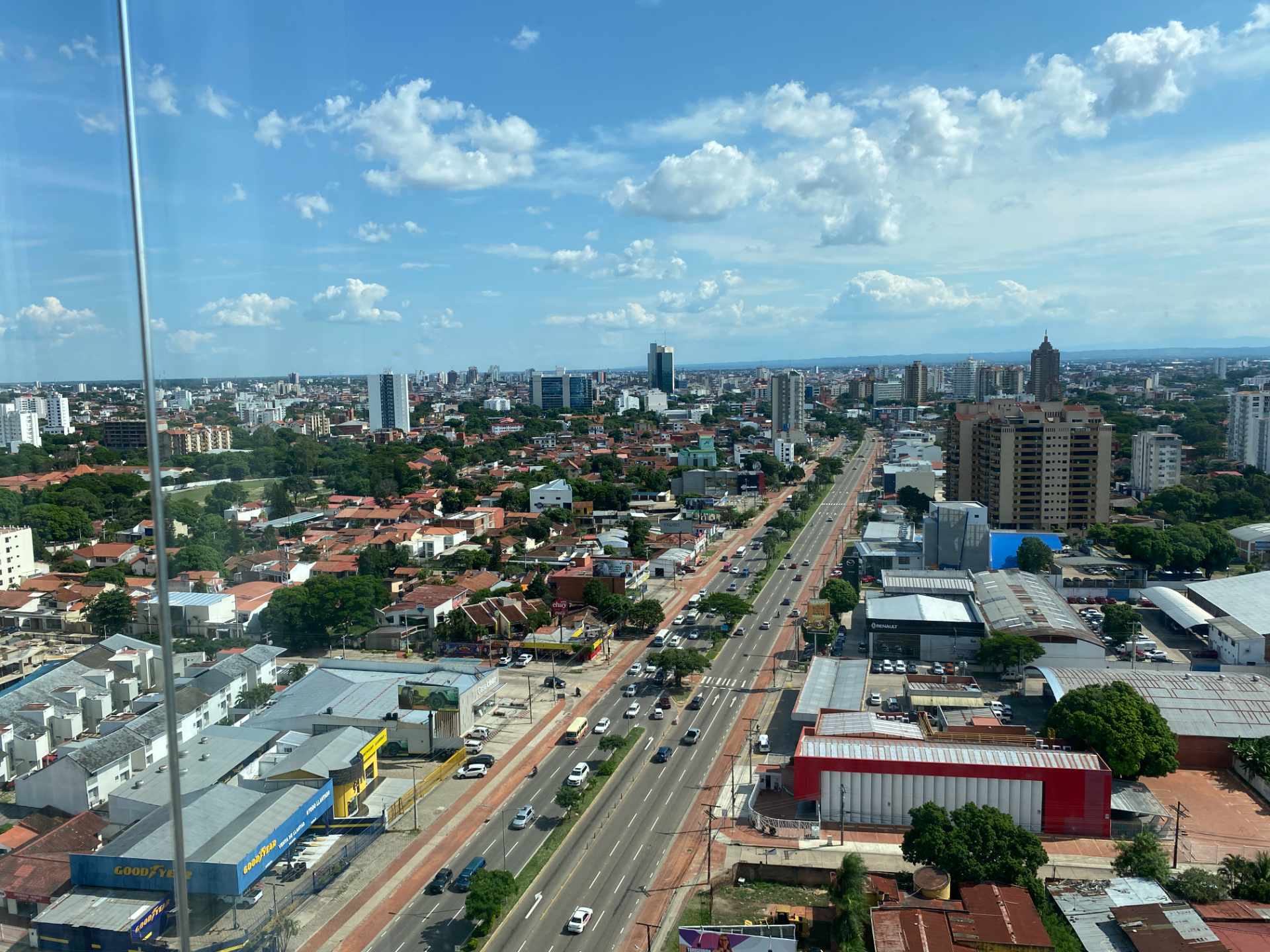 Departamento en AlquilerEdificio San Antonio piso 7. Sobre Av. Banzer casi 3er Anillo.    Foto 6