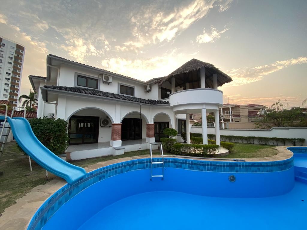 En Alquiler a $us 1,800 Foto 1