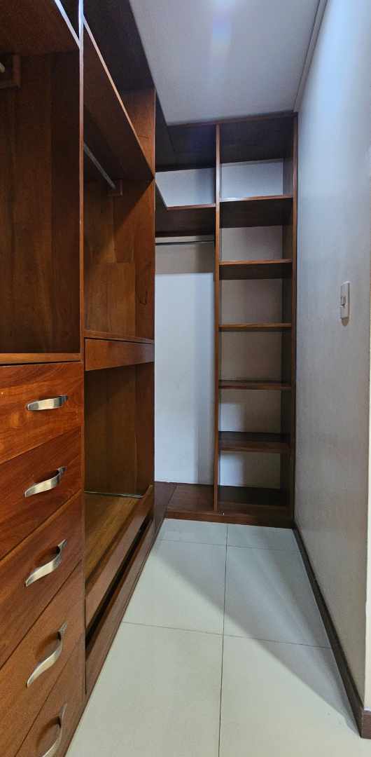 Departamento en AlquilerAv. Brasil 4to anillo 
Atrás del Hospital Guaracachi 

Dpto de 2 DORMITORIOS en Suite 

Bs. 3.000.- 2 dormitorios 2 baños 1 parqueos Foto 7
