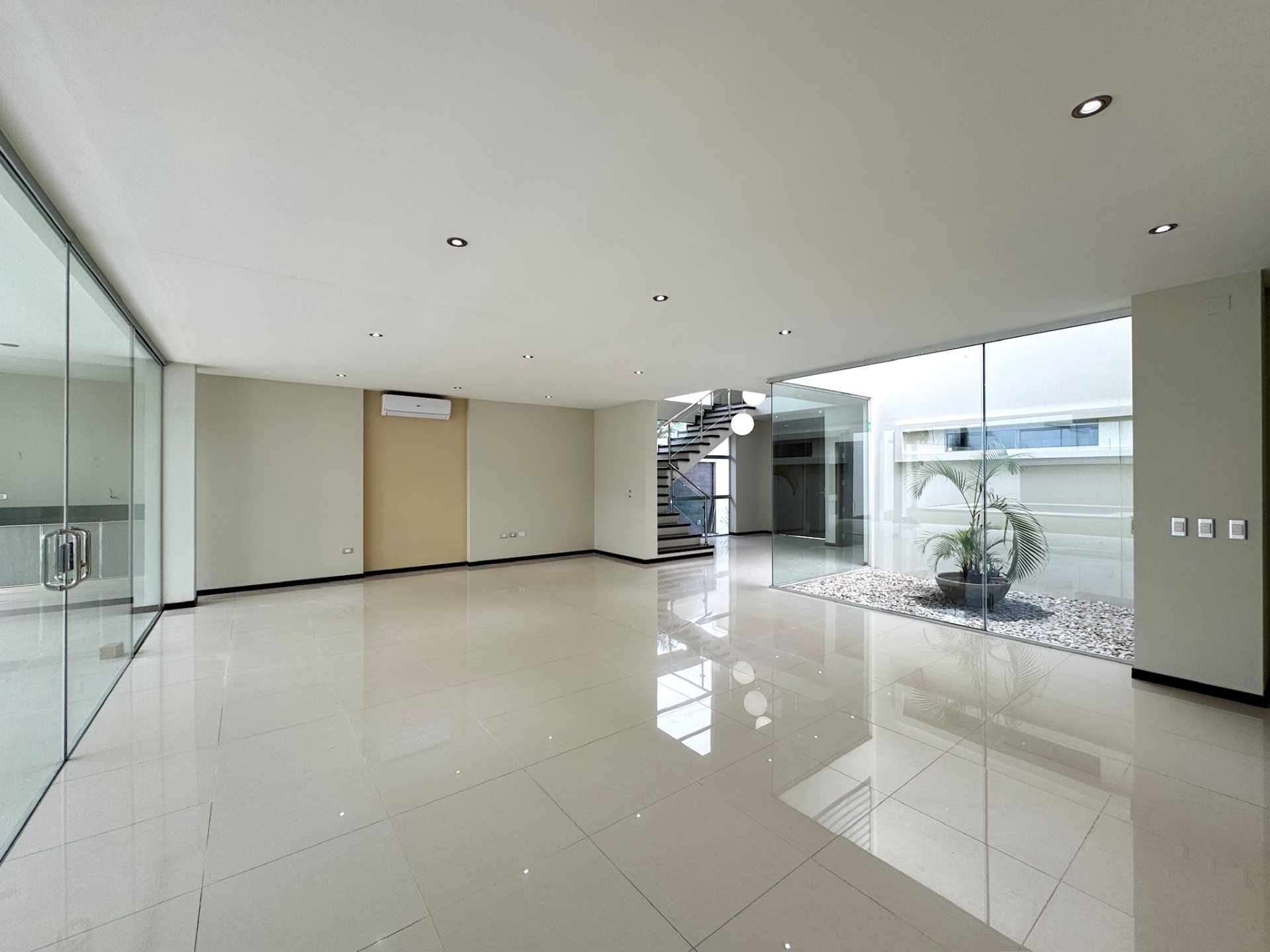 Casa en Entre 3er y 4to anillo Oeste en Santa Cruz de la Sierra 4 dormitorios 6 baños 4 parqueos Foto 17