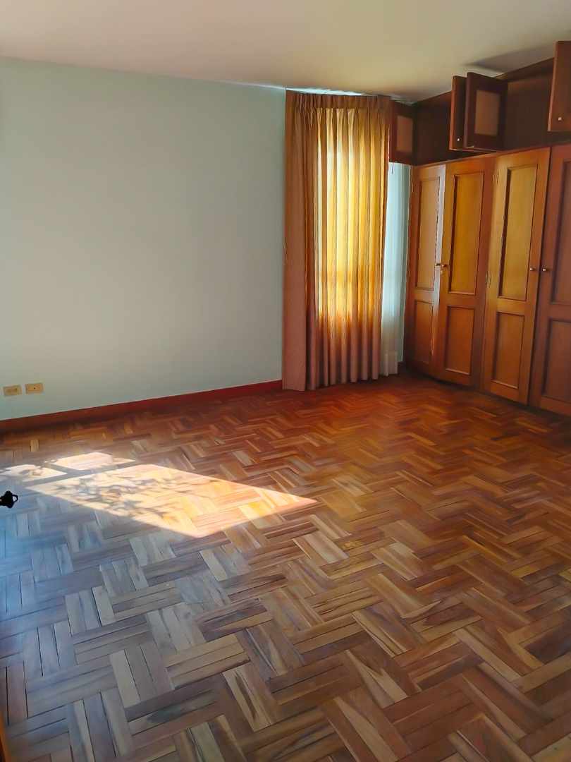 Casa <b>CASA DE 4 DORMITORIOS EN ALQUILER CALLE 10 DE CALACOTO</b> Foto 3