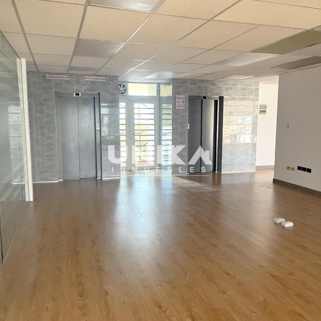 Oficina en AlquilerAMPLIA OFICINA SOLEADA EN LA MEJOR UBICACIÓN , ASCENSOR PRIVADO 4 AMBIENTES , SALA DE REUNIÓN. Foto 2