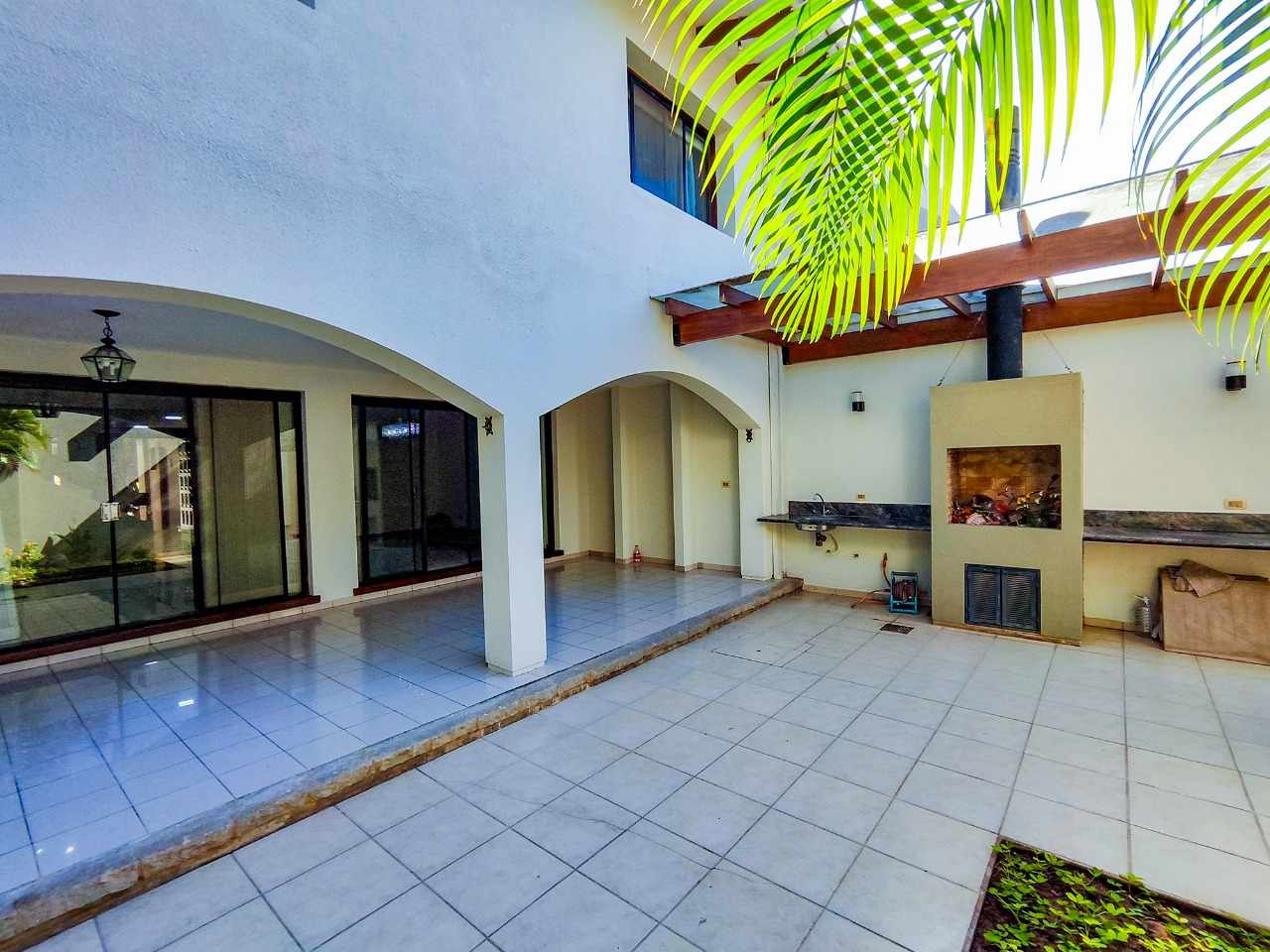 Casa en AlquilerCond. La Hacienda I, 5to. Anillo entre Av. Banzer y Av. Beni 4 dormitorios 3 baños 1 parqueos Foto 16