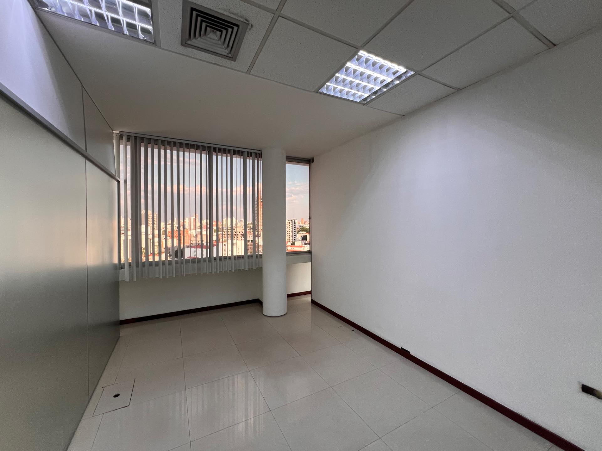 Oficina en AlquilerEdif. Cubo II - Centro Empresarial Foto 4