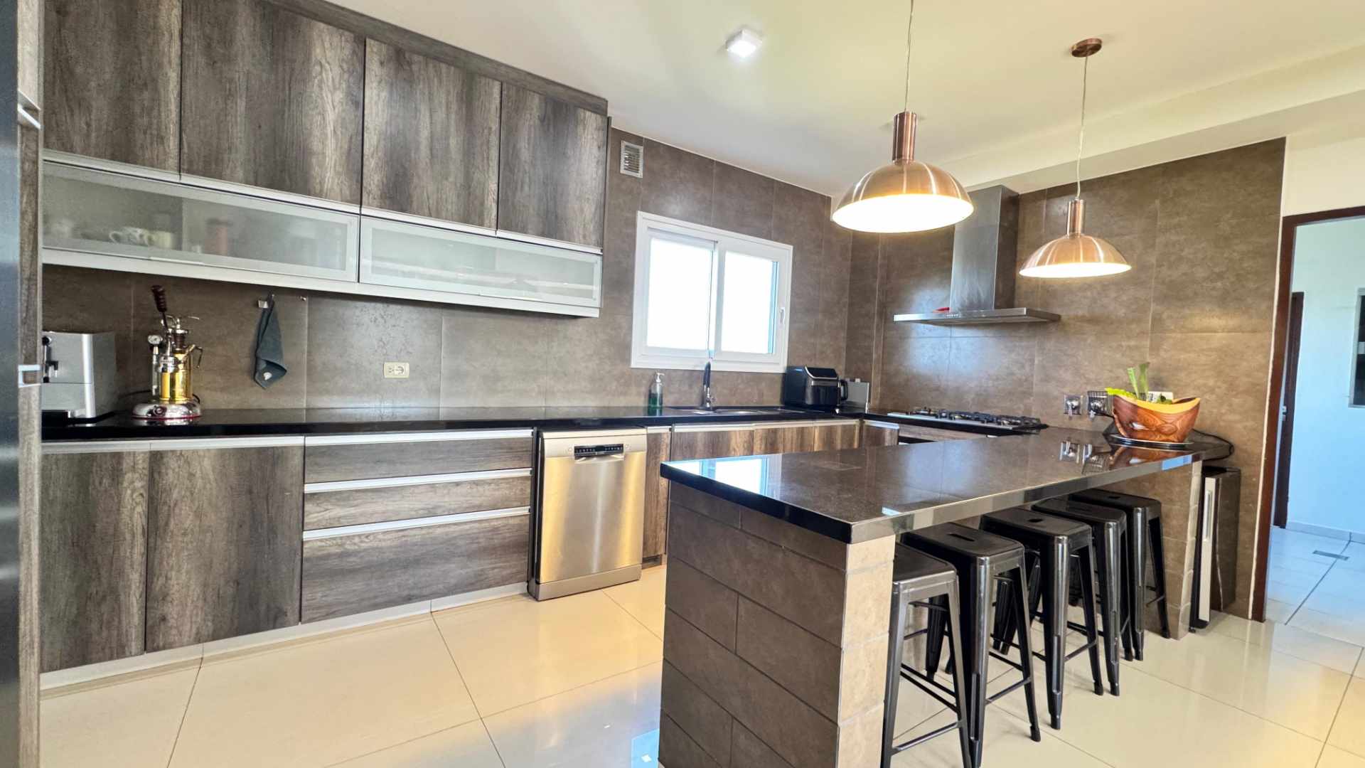 Departamento en Entre 8vo y 9no anillo Norte en Santa Cruz de la Sierra 4 dormitorios 4 baños 2 parqueos Foto 2