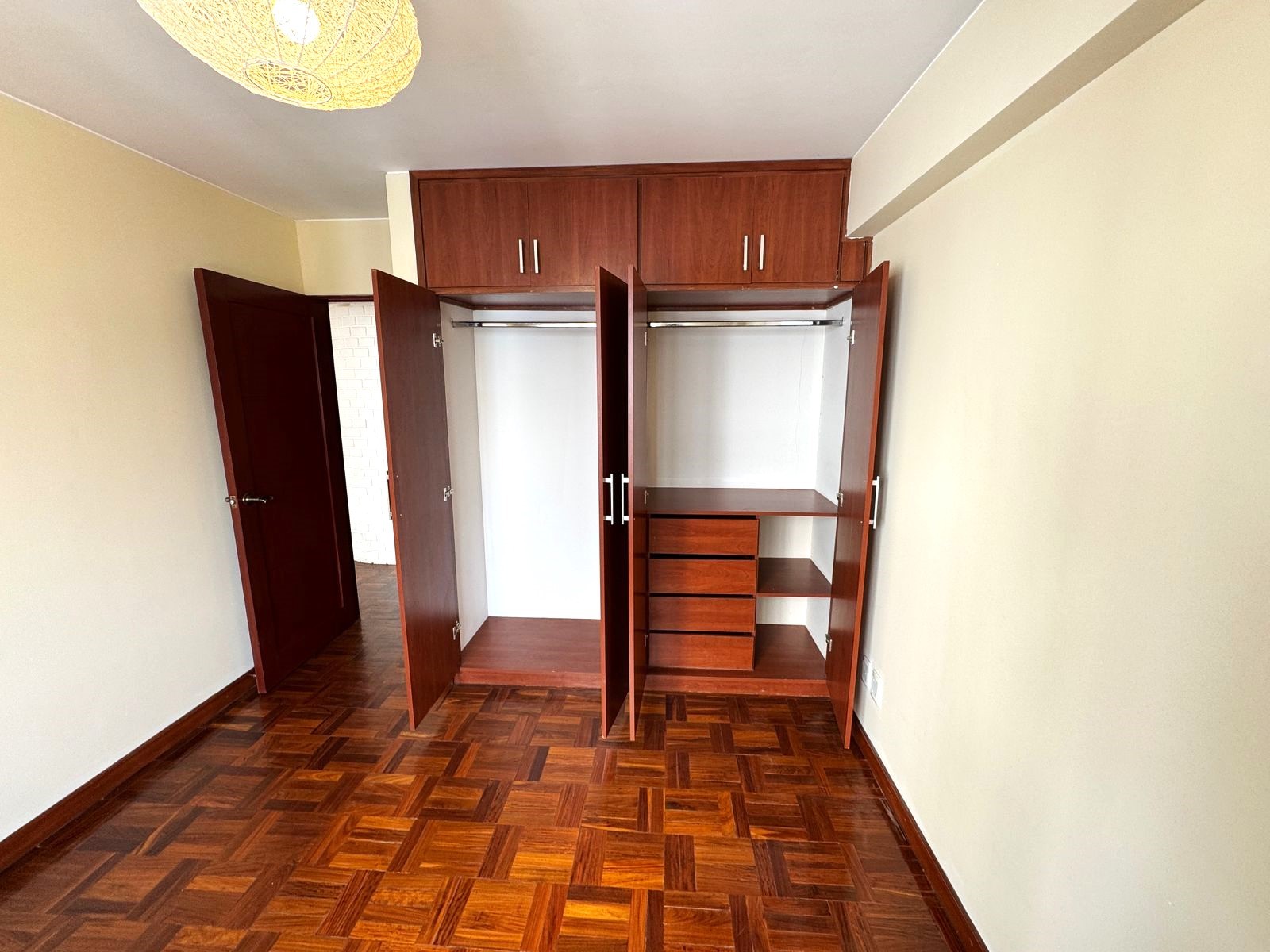 Departamento en AlquilerSOPOCACHI – EN ALQUILER – CERCA PLAZA ABAROA 3 dormitorios 3 baños  Foto 2