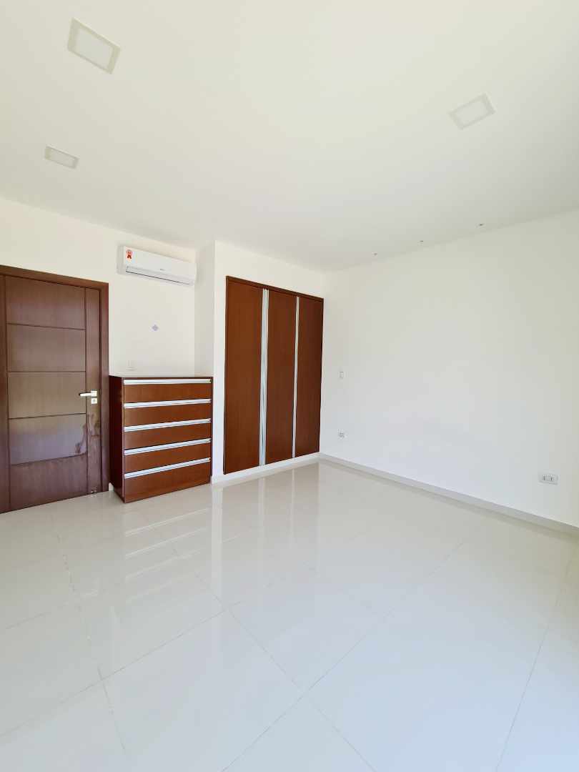 Casa en Urubó en Santa Cruz de la Sierra 4 dormitorios 5 baños 4 parqueos Foto 23