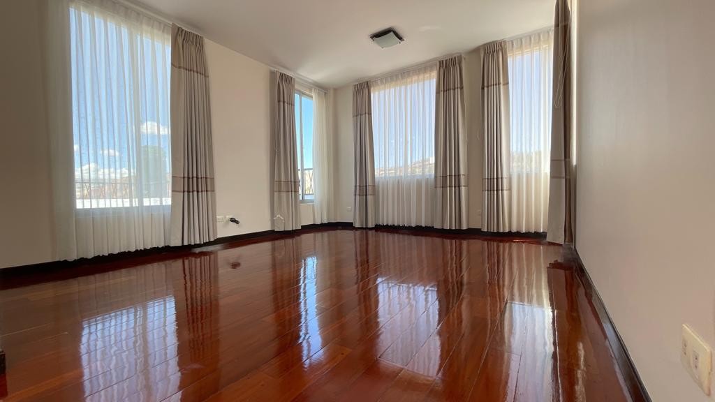 Departamento en AlquilerPENTHOUSE CON TERRAZA PRIVADA EN ALQUILER EN ACHUMANI 4 dormitorios 6 baños 2 parqueos Foto 14