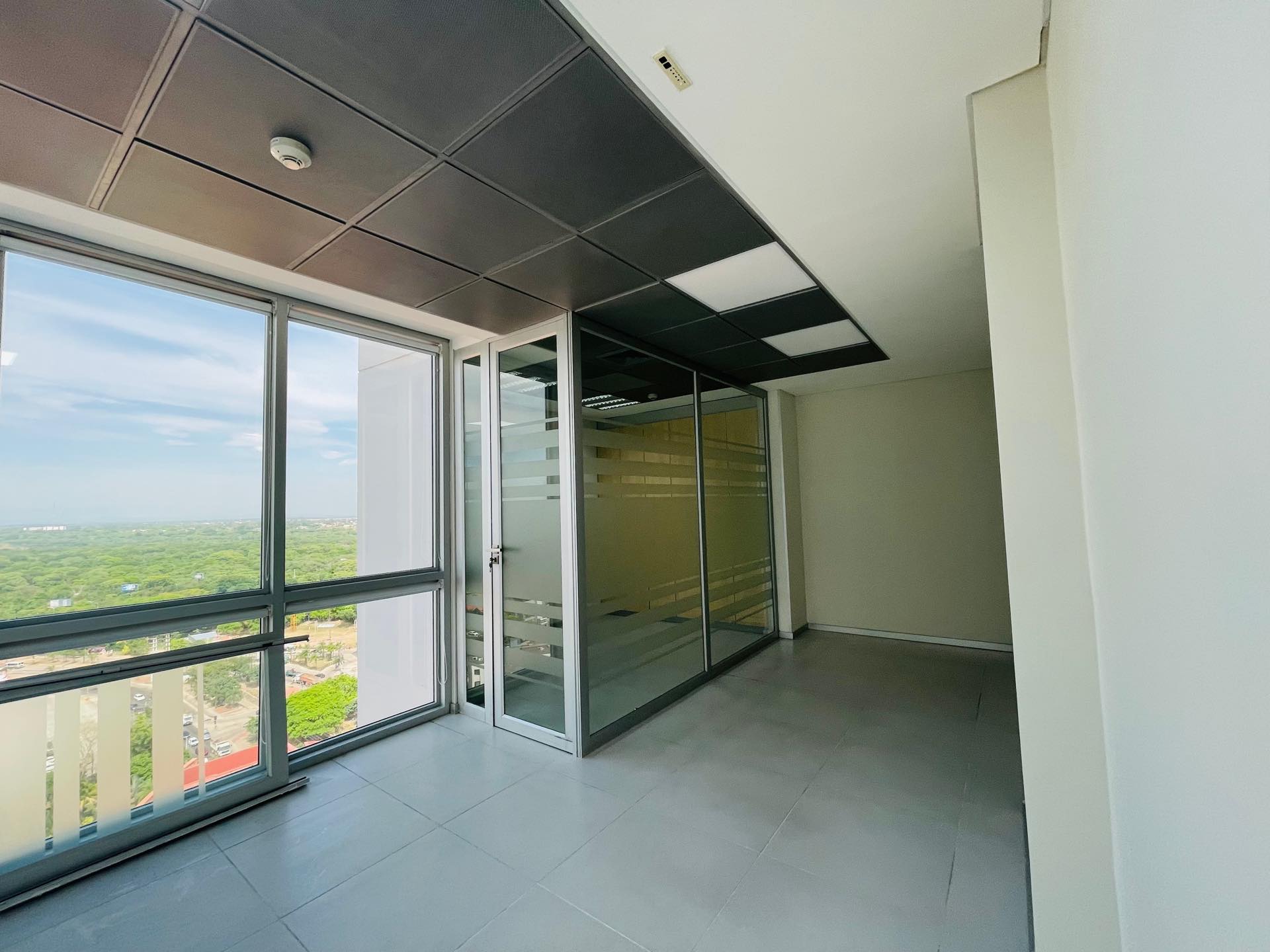 Oficina en AlquilerEdificio Torre Duo, Equipetrol 4to anillo  Foto 8