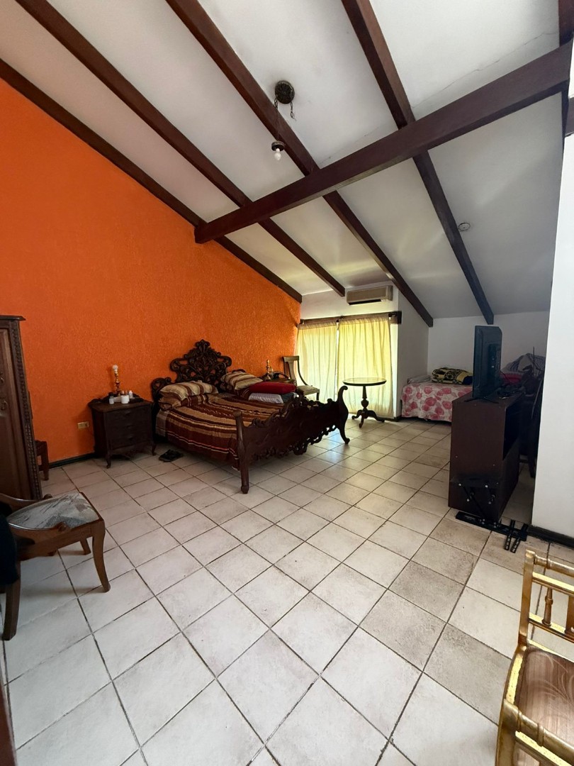 Casa en Entre 2do y 3er anillo Sur en Santa Cruz de la Sierra 4 dormitorios 5 baños 4 parqueos Foto 11