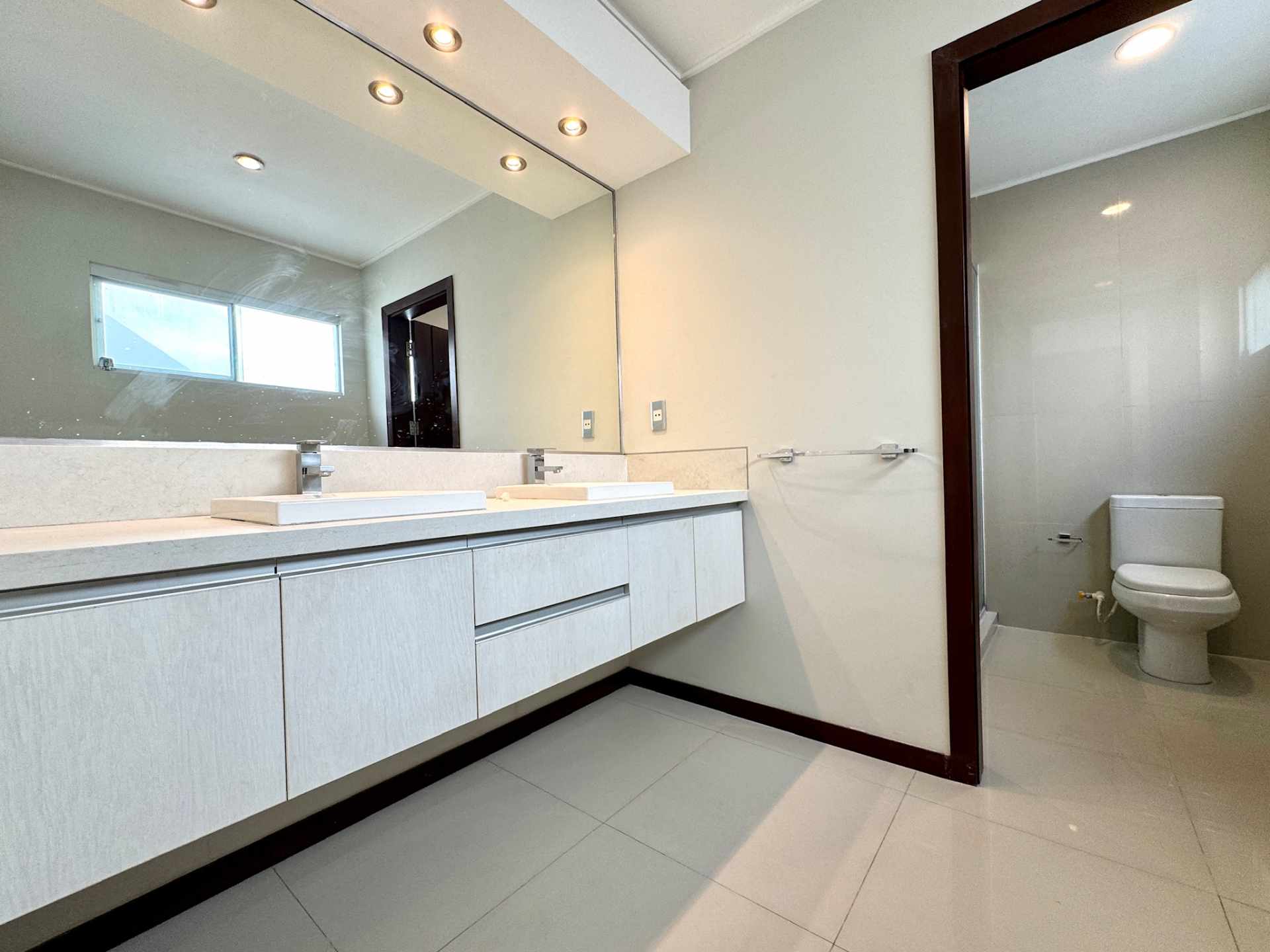 Casa en Entre 3er y 4to anillo Oeste en Santa Cruz de la Sierra 4 dormitorios 6 baños 4 parqueos Foto 11