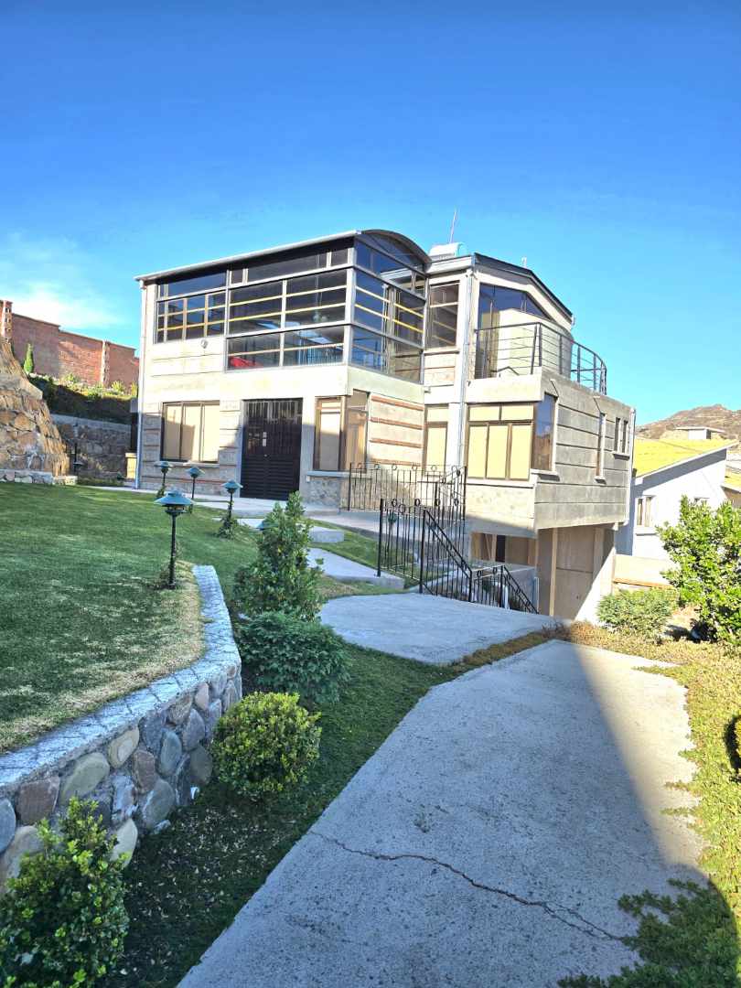 Casa en Achumani en La Paz 2 dormitorios 4 baños 2 parqueos Foto 2