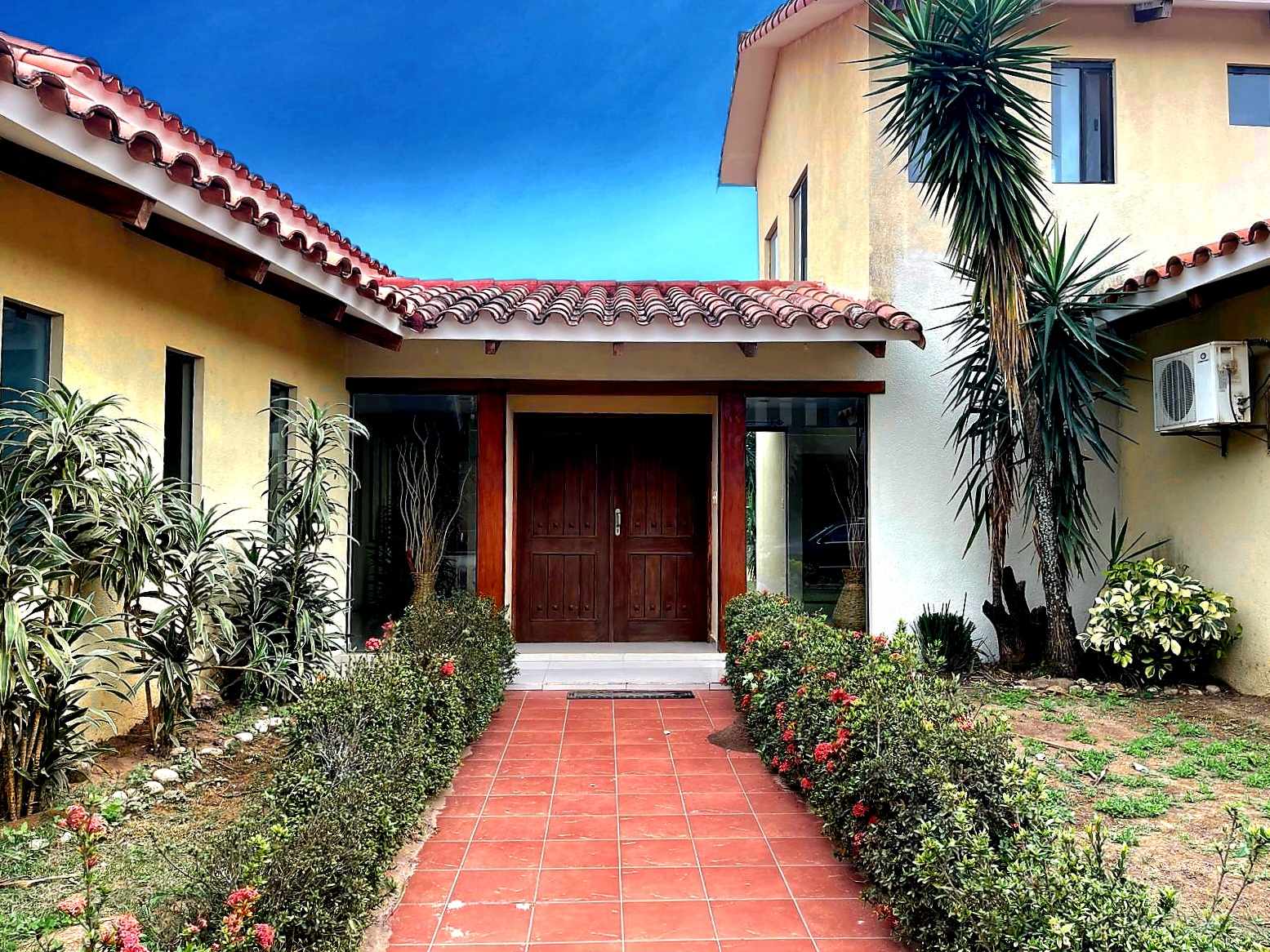 Casa en VentaZona Norte
Condominio Polo Country 5 dormitorios 6 baños 4 parqueos Foto 2