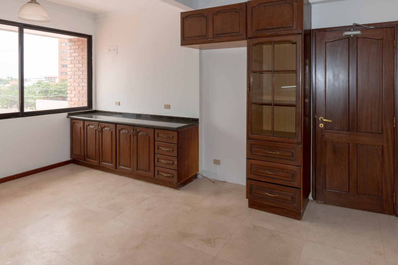 Departamento en VentaCONDOMINIO ARANJUEZ 
En pleno corazón empresarial Av. San Martín esquina calle I Este. 4 dormitorios 3 baños 2 parqueos Foto 17