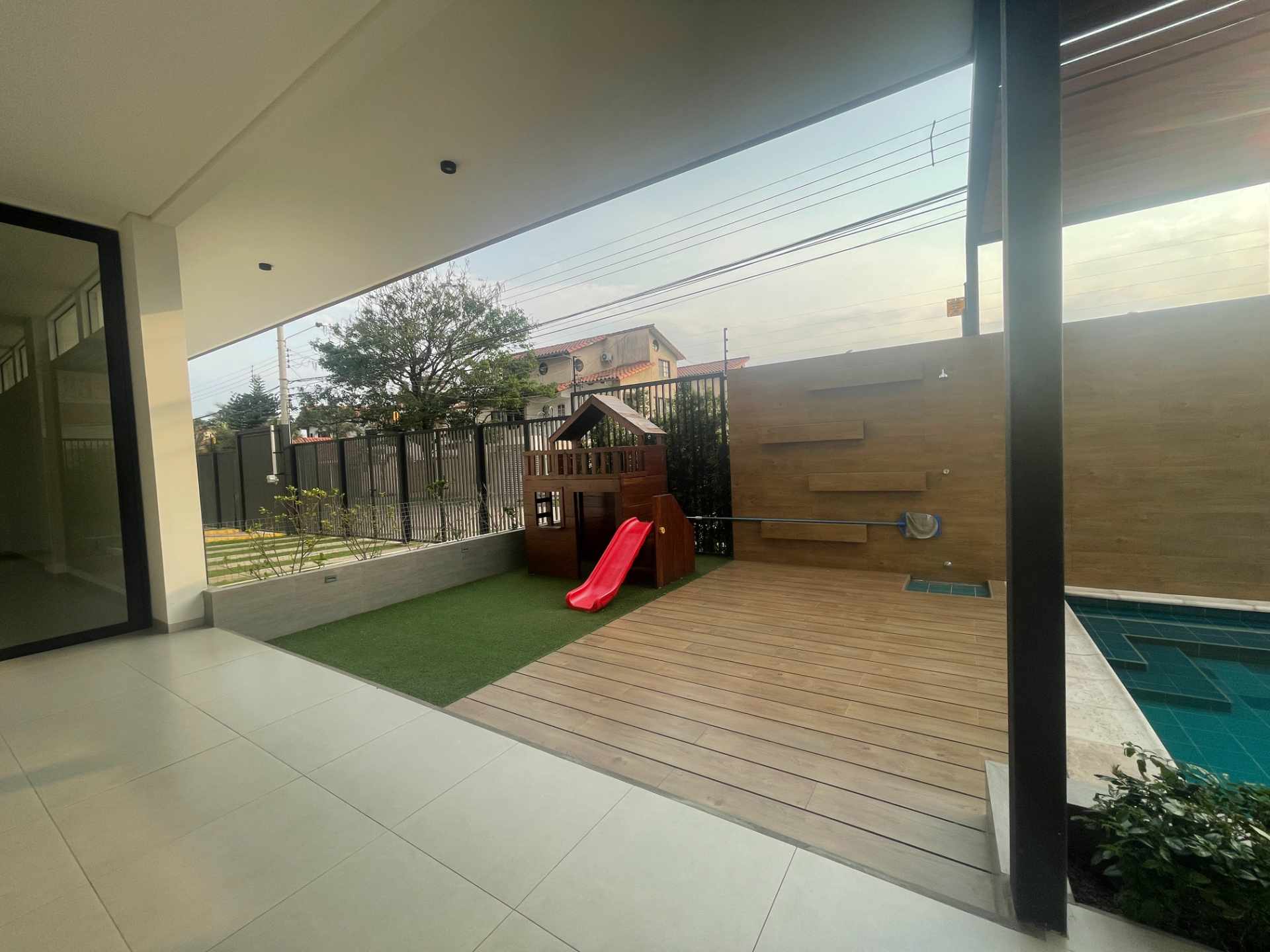 Departamento en Entre 2do y 3er anillo Este en Santa Cruz de la Sierra 3 dormitorios 3 baños 2 parqueos Foto 6