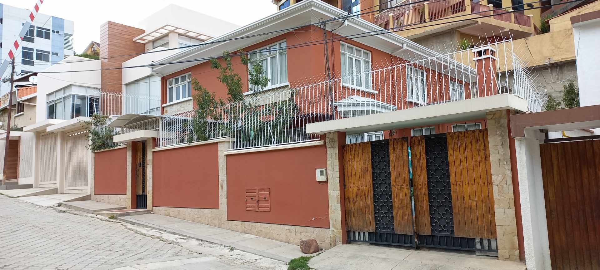 Casa en VentaZona sur de la ciudad, en Achumani sobre la Av del Aviador, a la altura de la calle 16. Atrás del supermercado Ketal Foto 1