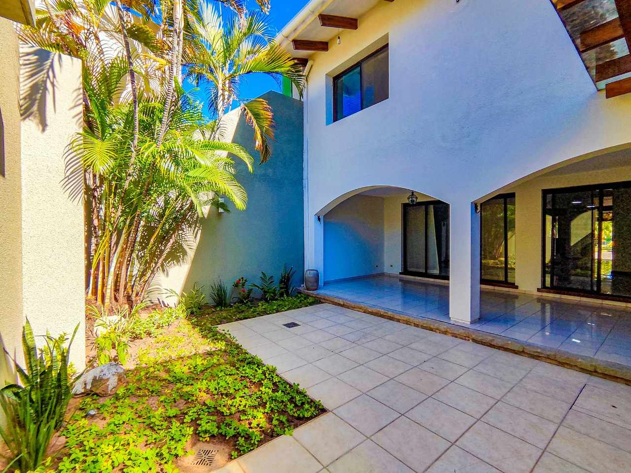 Casa en AlquilerCond. La Hacienda I, 5to. Anillo entre Av. Banzer y Av. Beni 4 dormitorios 3 baños 1 parqueos Foto 1