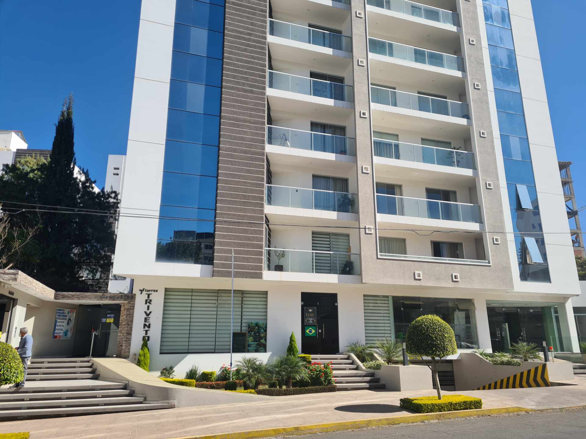 Departamento en VentaCalle Tupak Amaru, edificio Trivento. A cuadra y media de la Av. América. Foto 1