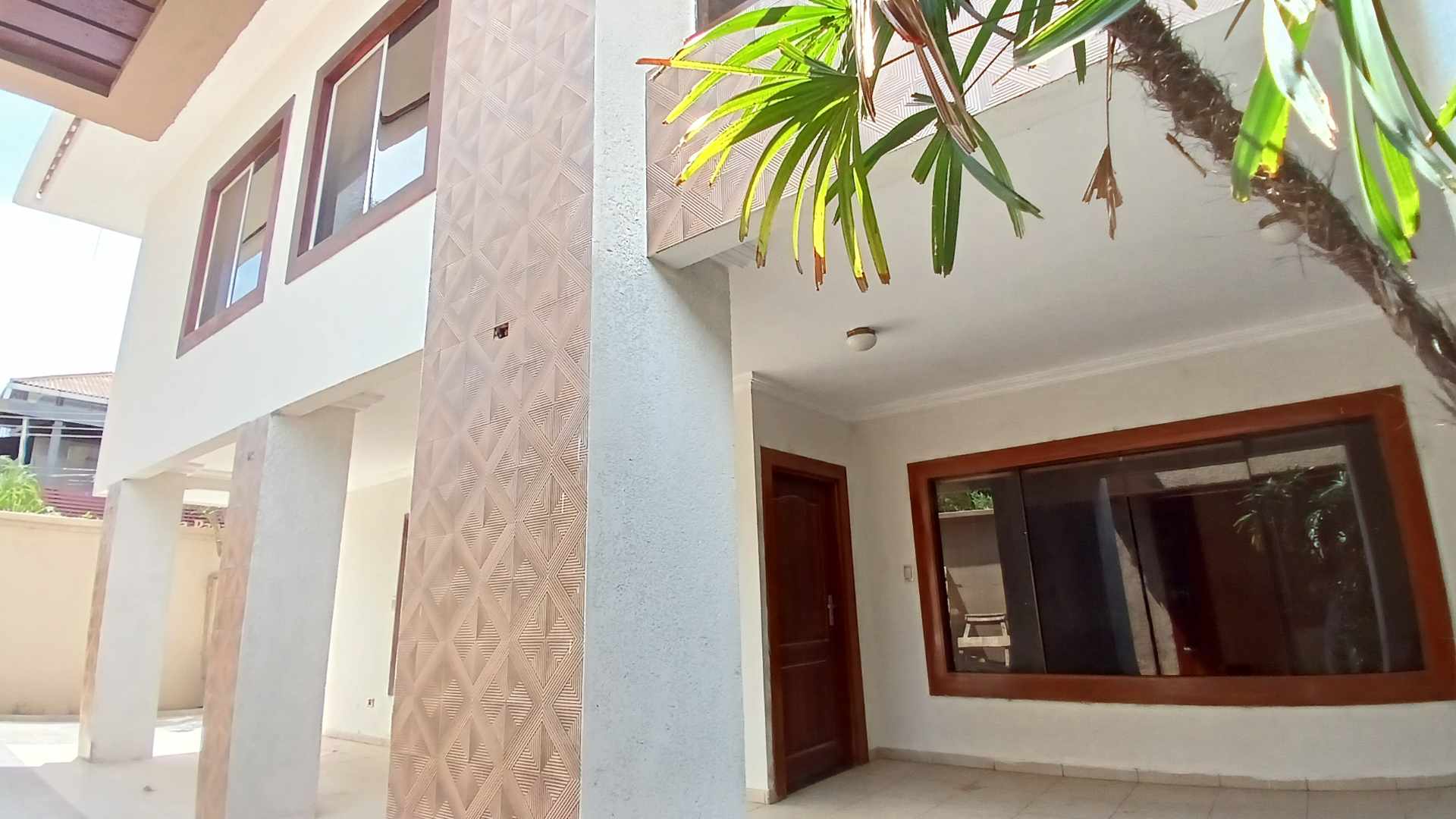 Casa en Alquiler📍 Barrio Hamacas, entre 3er y 4º anillo – Esquina comercial 4 dormitorios 4 baños 2 parqueos Foto 3