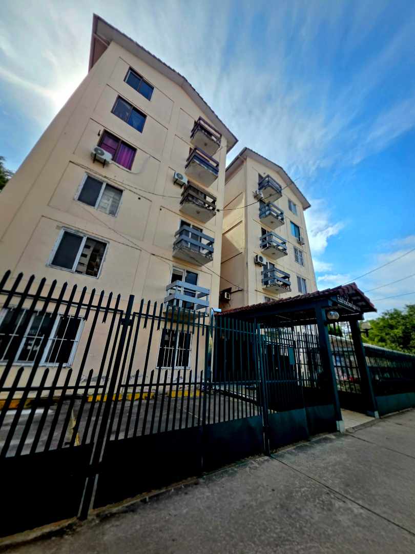 Departamento en Entre 1er y 2do anillo Oeste en Santa Cruz de la Sierra 3 dormitorios 2 baños 1 parqueos Foto 1