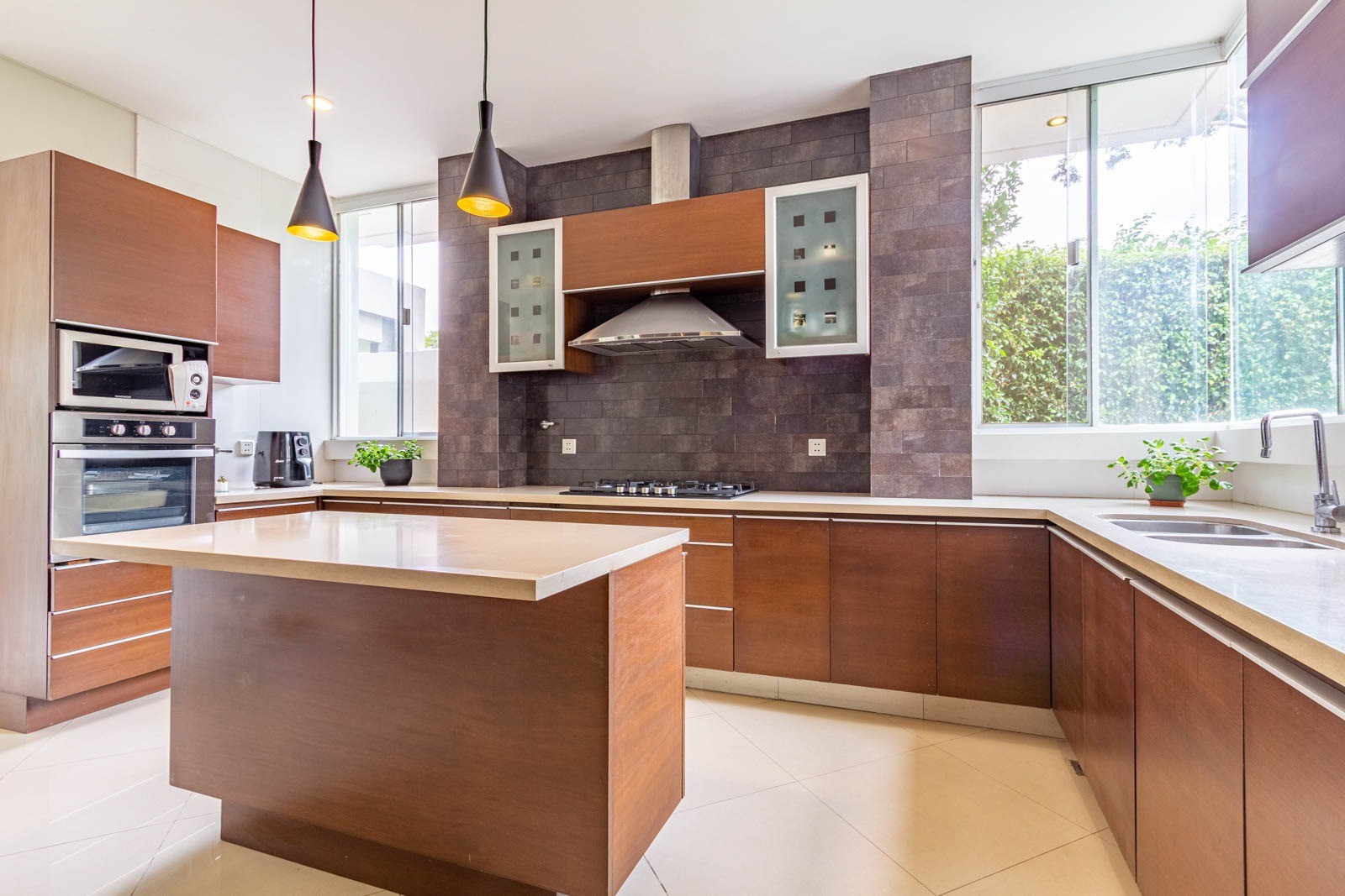 Casa URUBO CONDOMINIO JARDINES DEL URUBO 1
HERMOSA Y ELEGANTE AMOBLADA CASA EN ALQUILER !!!!
CON 4 HABITACIONES SUITE  Foto 14