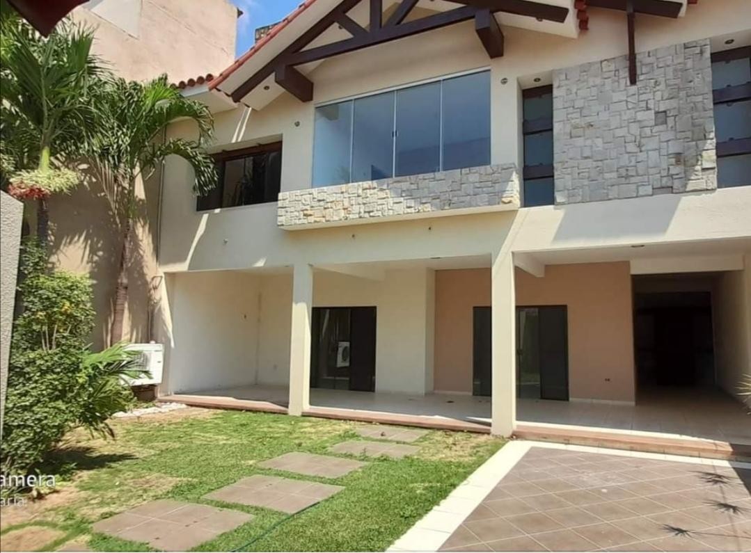 Casa EN VENTA 345. 300 $ o ALQUILER 1500$us
Av. Centenario 3 y 4 anillo. 
Linda Casa Amplia, Cómoda y Céntrica. 
Cerca de Universidades y Colegios.  Foto 3