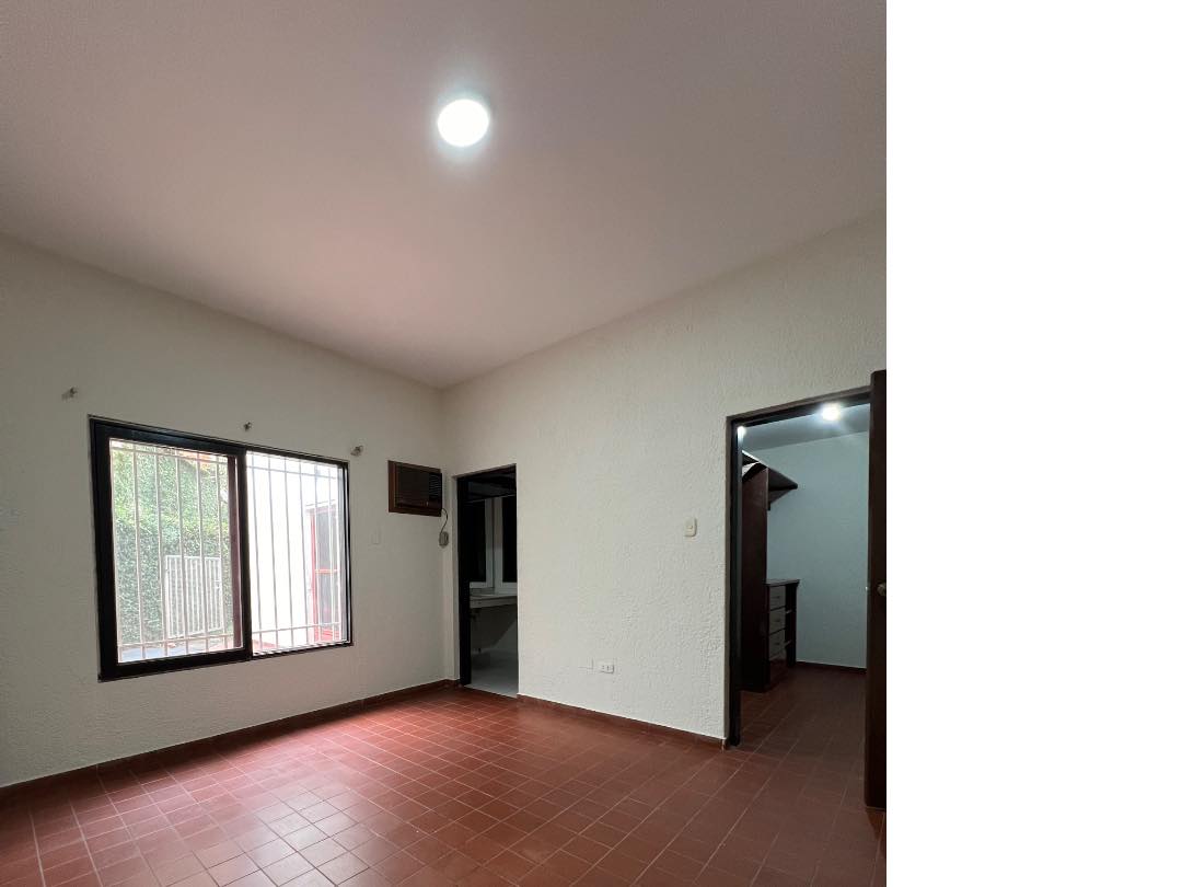 Casa en Entre 3er y 4to anillo Oeste en Santa Cruz de la Sierra 6 dormitorios 3 baños 4 parqueos Foto 7