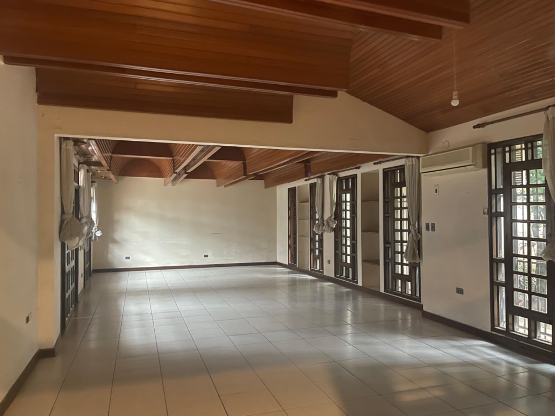 Casa Av Los Cusis zona Norte entre Beni y Banzer Foto 14