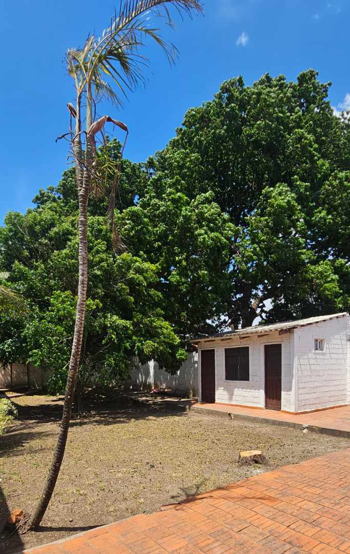 Casa en AlquilerURBANIZACIÓN EL MUNDO 
Av  Virgen de Cotoca 6to anillo 

Linda CASA EN ALQUILER 
Bs. 3.300. 
3 DORMITORIOS 

 3 dormitorios 2 baños 3 parqueos Foto 4
