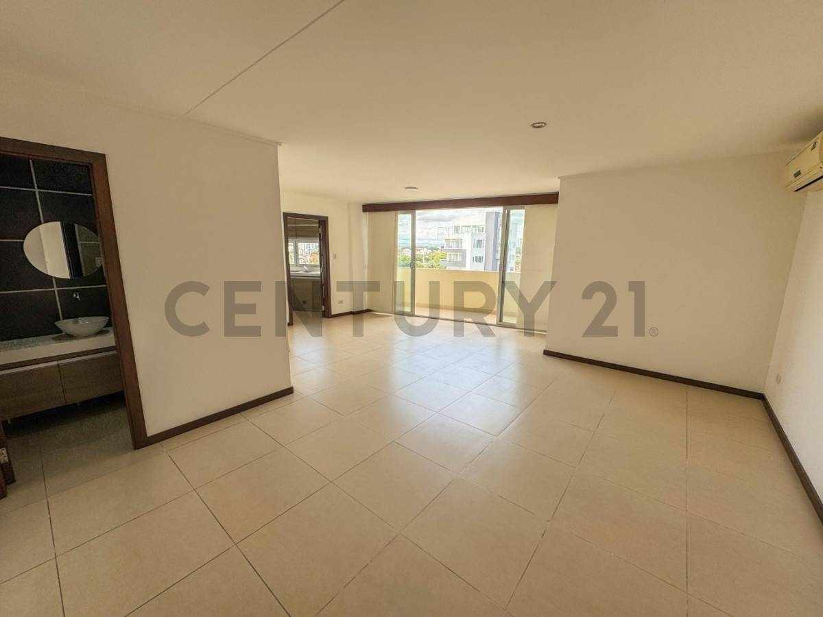 Departamento Urbari, 2 cuadras del 2do anillo Foto 7